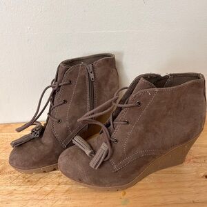 Mia Baylie Brown Suede Wedge Booties with Lace-Up Detail size 7M‎